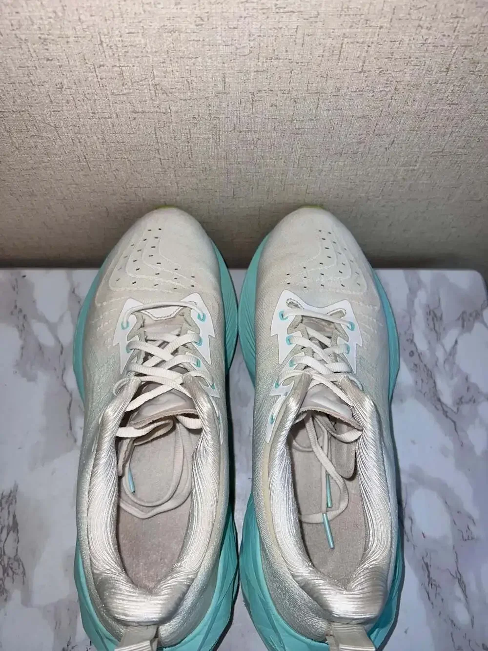 ASICS Novablast 4 Running Shoes White Illuminate Mint